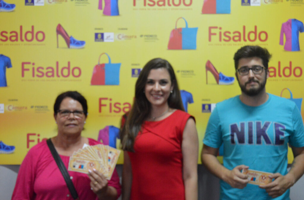 Dos nuevos ganadores de Dinero Fisaldo, preparados para hacer sus compras.